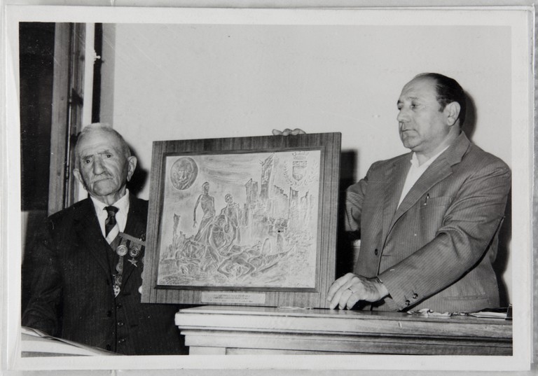 Poggibonsi, 18-19 luglio 1964, XX° anniversario della liberazione e conferimento ad Alcide Cervi della cittadinanza onoraria. Alcide Cervi riceve in dono dal sindaco Danilo Ghizzani un quadro a rilievo